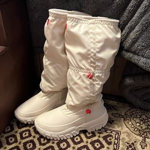 Hunter insulated, waterproof snow boots worn once in snow!